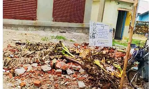 அரசு கட்டிடத்தை இடித்த மர்ம நபர்கள்