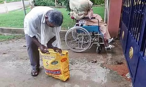 இறந்த தாயின் உடலை சக்கர நாற்காலியில் மயானத்திற்கு கொண்டு வந்த மகன்