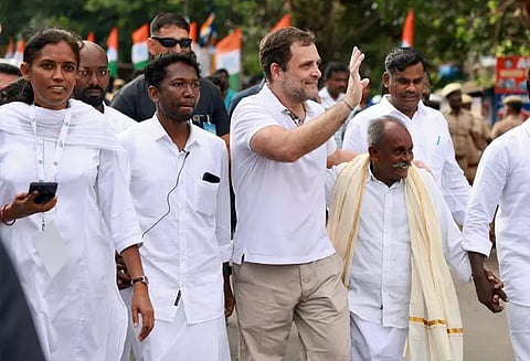 3- வது நாள் ஒற்றுமை பாதயாத்திரை : சாலையோர கடையில் தேநீர் அருந்திய ராகுல்காந்தி