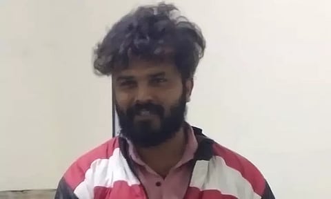 காரை நிறுத்த சொல்லியதால் ஆத்திரம்: சப்-இன்ஸ்பெக்டரை மதுபோதையில் தாக்கிய தனியார் நிறுவன மேலாளர்...!