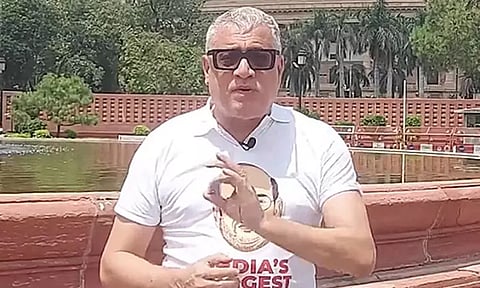 'இந்தியாவின் மிகப்பெரிய பப்பு' அமித்ஷாவின் கார்ட்டூன் படத்துடன் டி ஷர்ட் அணிந்த திரிணாமூல் காங். எம்.பி