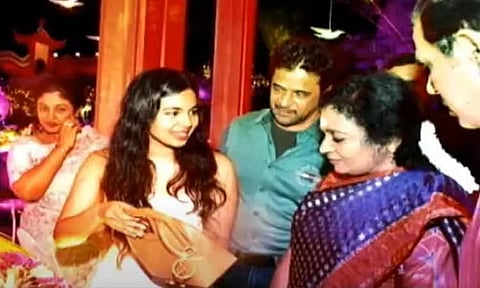 நடிகர் அர்ஜுனின் மகள் துவங்கிய புதிய நிறுவனம் - துவக்க விழாவில் கவர்னர் தமிழிசை சவுந்தரராஜன் பங்கேற்பு