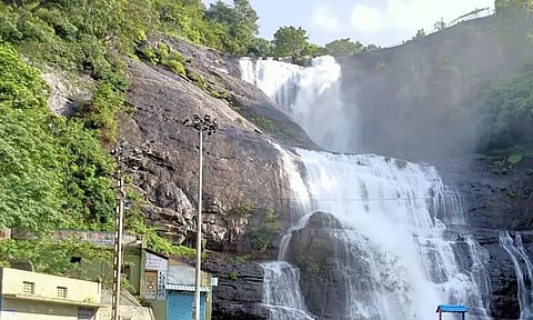 குற்றால அருவிகளில் வெள்ளப்பெருக்கு - சுற்றுலா பயணிகள் குளிக்க தடை