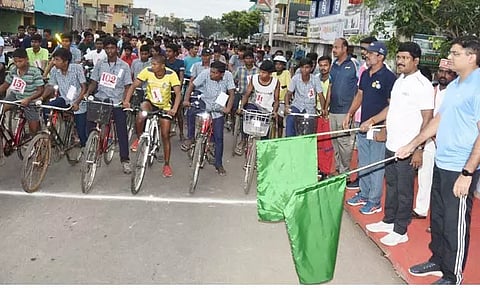 அண்ணா பிறந்தநாளையொட்டி விழுப்புரம் மாவட்ட அளவிலான சைக்கிள் போட்டி கலெக்டர் மோகன் தொடங்கி வைத்தார்