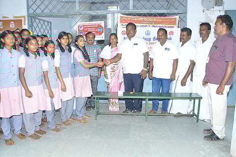 அரசு பள்ளி மாணவிகளுக்கு குடற்புழு நீக்க மாத்திரை