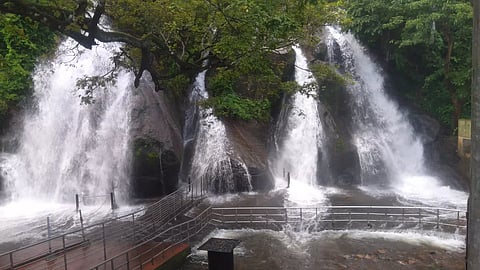 குற்றாலம் அருவிகளில் வெள்ளப்பெருக்கு சுற்றுலா பயணிகள் குளிக்க தடை