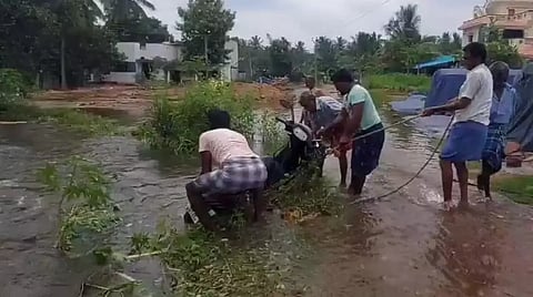 வெள்ளத்தில் சிக்கிய மொபட்டை விட்டு விட்டு திருமணத்தை நடத்திய கோவில் பூசாரி