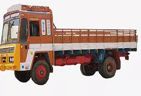 அதிக பாரம் ஏற்றி வந்த லாரி பறிமுதல்