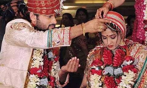 விசாரணையை தாமதபடுத்துகின்றனர்; விவாகரத்து கேட்ட நடிகர் - நடிகை தம்பதிக்கு அபராதம்