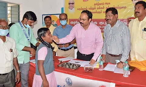 பள்ளி மாணவ- மாணவிகளுக்கு குடற்புழு நீக்க மாத்திரை - கலெக்டர் வழங்கினார்