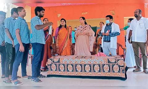 மாணவர்களுக்கு குடற்புழு நீக்க மாத்திரை - கலெக்டர் வழங்கினார்