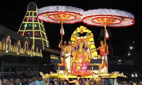 திருப்பதி ஏழுமலையான் கோவில் பவுர்ணமி கருட சேவை - கருடவாகனத்தில் காட்சியளித்த மலையப்ப சுவாமி