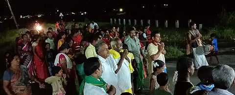 அமிர்தேஸ்வரர் கோவிலில் பக்தர்கள் கிரிவலம்