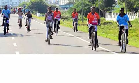 முன்னாள் முதல்-அமைச்சர் மறைந்த அண்ணாவின் பிறந்த நாளையெட்டி புதுக்கோட்டையில் நேற்று சைக்கிள் போட்டி நடைபெற்றது. இதில் 13, 15, 17 வயதுக்குட்பட்ட மாணவ-மாணவிகள் பங்கேற்றனர். வெற்றி இலக்கை நோக்கி மாணவிகள் சைக்கிளில் சென்றபோது எடுத்த படம்.