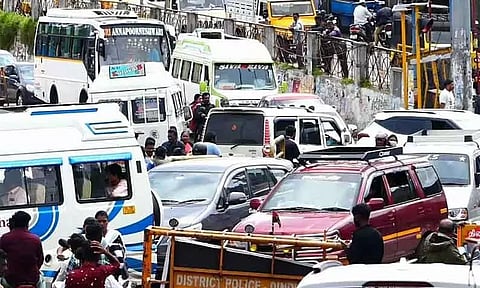 கொடைக்கானலுக்கு படையெடுத்த சுற்றுலா பயணிகள்