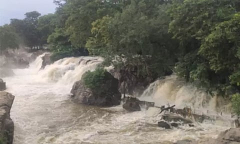 ஒகேனக்கலுக்கு வரும் நீரின் அளவு 57 ஆயிரம் கன அடியாக குறைந்தது