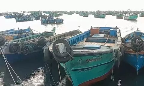 தமிழக மீனவர்களை விடுதலை செய்ய வலியுறுத்தி ராமேசுவரத்தில் 3-வது நாளாக தொடரும் போராட்டம்