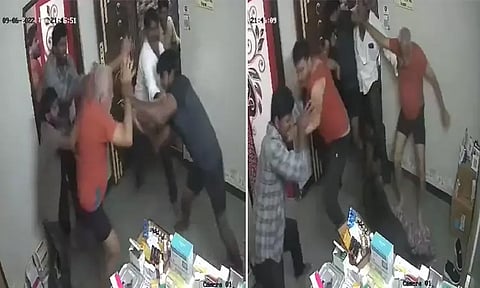 மருத்துவமனையின் கதவை திறப்பதில் தாமதம்; மருத்துவருக்கு அடி உதை!! நோயாளியுடன் வந்த நபர்கள் வெறிச்செயல்