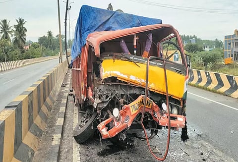 கும்மிடிப்பூண்டி அருகே ரேஷன் அரிசி கடத்த முயன்ற மினி லாரி விபத்தில் சிக்கியது