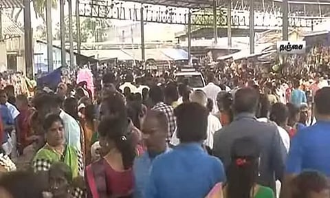 ஆவணி மாத கடைசி ஞாயிற்றுக்கிழமை - புன்னைநல்லூர் மாரியம்மன் கோவிலில் குவிந்த பக்தர்கள்