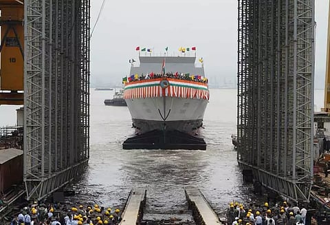 உள்நாட்டில் தயாரிக்கப்பட்ட தாராகிரி போர் கப்பல் நாட்டுக்கு அர்ப்பணிப்பு