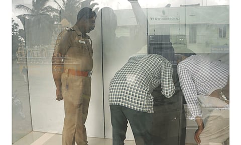 ஏ.டி.எம். எந்திரத்தை உடைத்து கொள்ளை முயற்சி