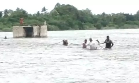 தென்பெண்ணையாற்று வெள்ளத்தில் அடித்து செல்லப்பட்ட அண்ணன்-தம்பி