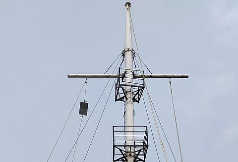 வங்கக்கடலில் குறைந்த காற்றழுத்த தாழ்வு மண்டலம் எதிரொலி: கடலூர் துறைமுகத்தில் 1-ம் எண் புயல் எச்சரிக்கை கூண்டு ஏற்றம்