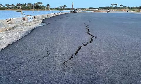 சாலையில் திடீர் விரிசல்