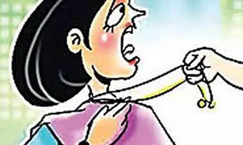 மூதாட்டியை மோட்டார் சைக்கிளில் அழைத்து சென்று மிரட்டி நகை பறிப்பு