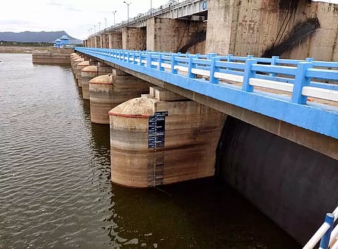 குடகனாறு அணையில் ஷட்டர் பராமரிப்பு பணி நிறைவு