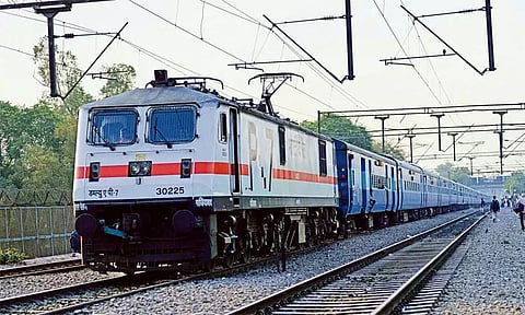 ஆகஸ்டு மாதம் வரை இந்திய ரெயில்வேக்கு ரூ.95 ஆயிரம் கோடி வருவாய் கடந்த ஆண்டை விட 38 சதவீதம் அதிகம்