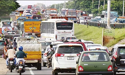 காவிரி பாலத்தில் பராமரிப்பு பணிகள்: சென்னை-திருச்சி சாலையில் கடும் போக்குவரத்து நெரிசல்