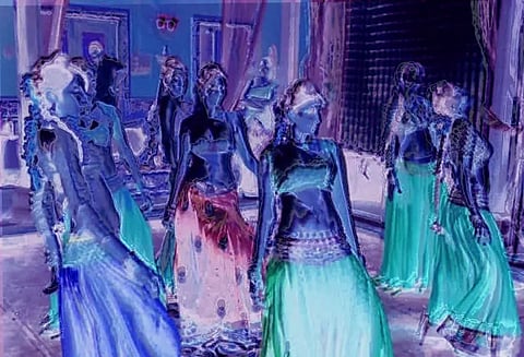 சென்னை தனியார் விடுதியில் குடிபோதையில் 30 இளம் பெண்கள் ஆபாச நடனம்