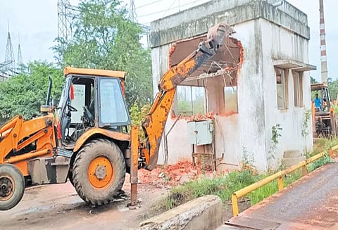 கும்மிடிப்பூண்டி அருகே தனியார் தொழிற்சாலையில் ஆக்கிரமிப்பு அரசு நிலம் மீட்பு