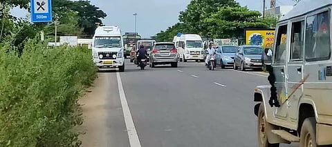 கூடலூர் அருகே சாலையோரம் நிறுத்தப்படும் வாகனங்களால் போக்குவரத்து பாதிப்பு