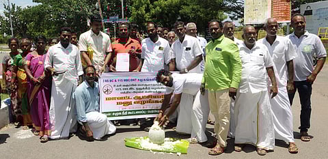 சமூகநீதி கூட்டமைப்பினர் நூதன போராட்டம்