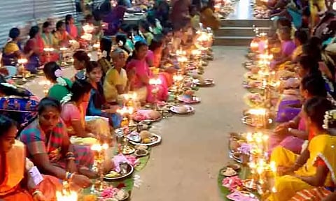 முத்துமாரியம்மன் கோவிலில் குத்துவிளக்கு பூஜை