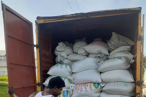 மினி வேனில் கடத்த முயன்ற 4 டன் ரேஷன் அரிசி பறிமுதல்