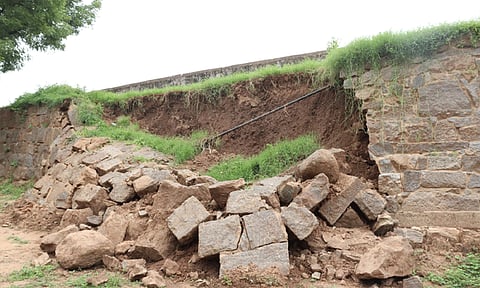 வேலூர் கோட்டையில் சுற்றுச்சுவர் இடிந்து விழுந்தது