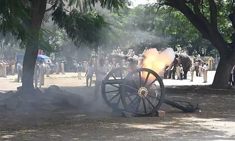தசரா யானைகளுக்கு பீரங்கி குண்டுகளை வெடிக்க செய்து பயிற்சி