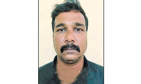 துபாயில் இருந்து தங்கம் கடத்தி வந்தவரை தாக்கிய வழக்கில் போலீஸ்காரர் கைது