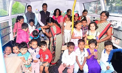 'வீட்டு வாசலுக்கே பள்ளி' திட்டத்தில் மேலும் ஒரு கல்வி சேவை பஸ்; பெங்களூரு மாநகராட்சி தலைமை கமிஷனர் தொடங்கி வைத்தார்