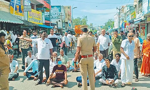 சாலையில் வழிந்தோடும் கழிவுநீர்: மாநகராட்சி நிர்வாகத்தை கண்டித்து பொதுமக்கள் சாலைமறியல்