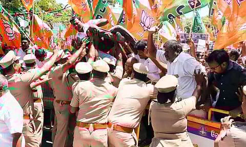 வேலூர் மாநகராட்சி அலுவலகத்தை முற்றுகையிட்டு பா.ஜ.க.வினர் போராட்டம்