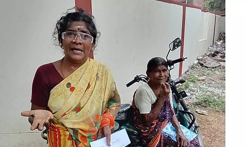 நாகை தாசில்தார் அலுவலகத்தில் கதறி அழுத மூதாட்டிகள்