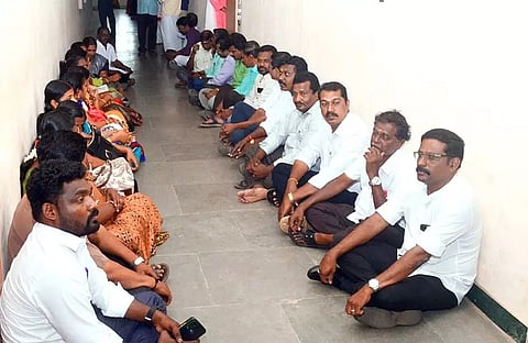 கூட்டுறவு இணைப்பதிவாளர் அலுவலகம் முன் நகை மதிப்பீட்டாளர்கள் திடீர் போராட்டம்