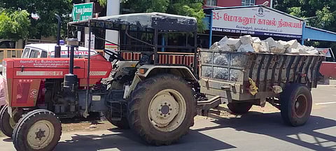 கற்கல் கடத்திய டிராக்டர் பறிமுதல்