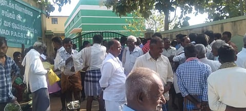 தாளவாடியில் உரம் தட்டுப்பாடு: கூட்டுறவு வங்கியை விவசாயிகள் முற்றுகை