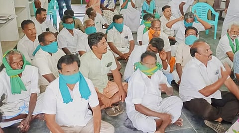 உசிலம்பட்டி தாலுகா அலுவலகத்தில் விவசாயிகள் நூதன போராட்டம்